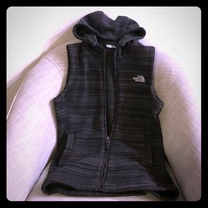 ⚡️FLASH SALE⚡️ North Face hooded vest
